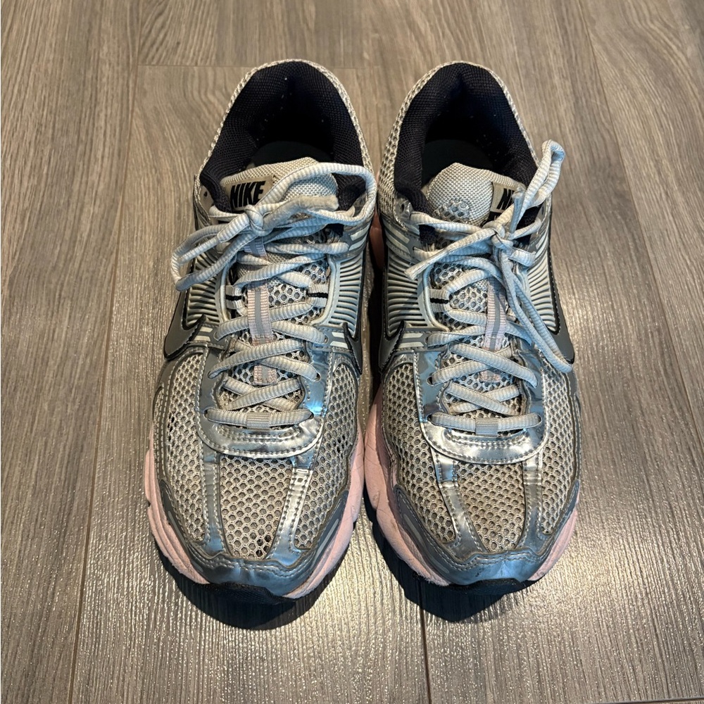 Nike zoom Vomero 5
Photon Dust/ Metallic Silver-Pink Foam